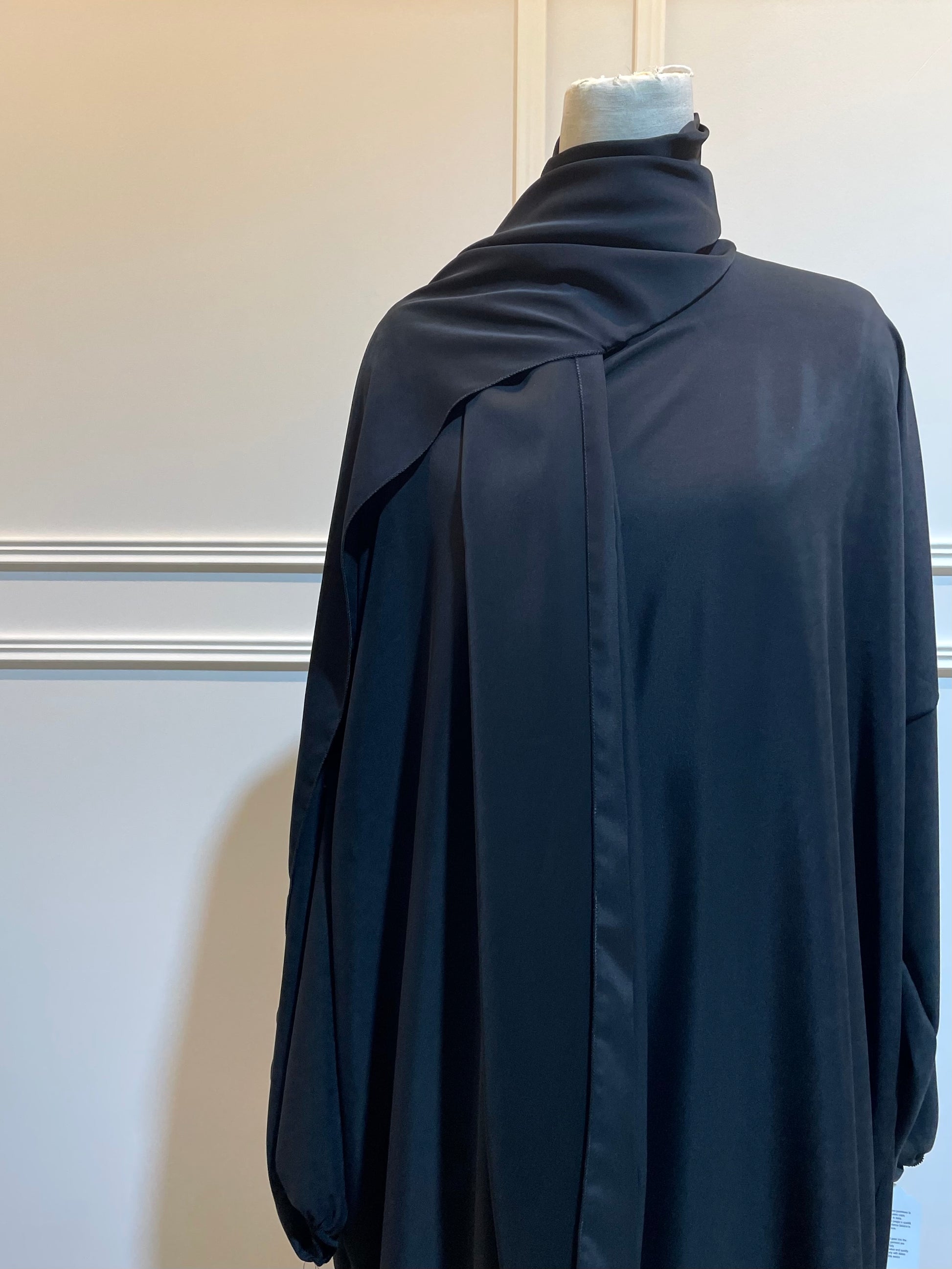 Abaya avec hijab intégré