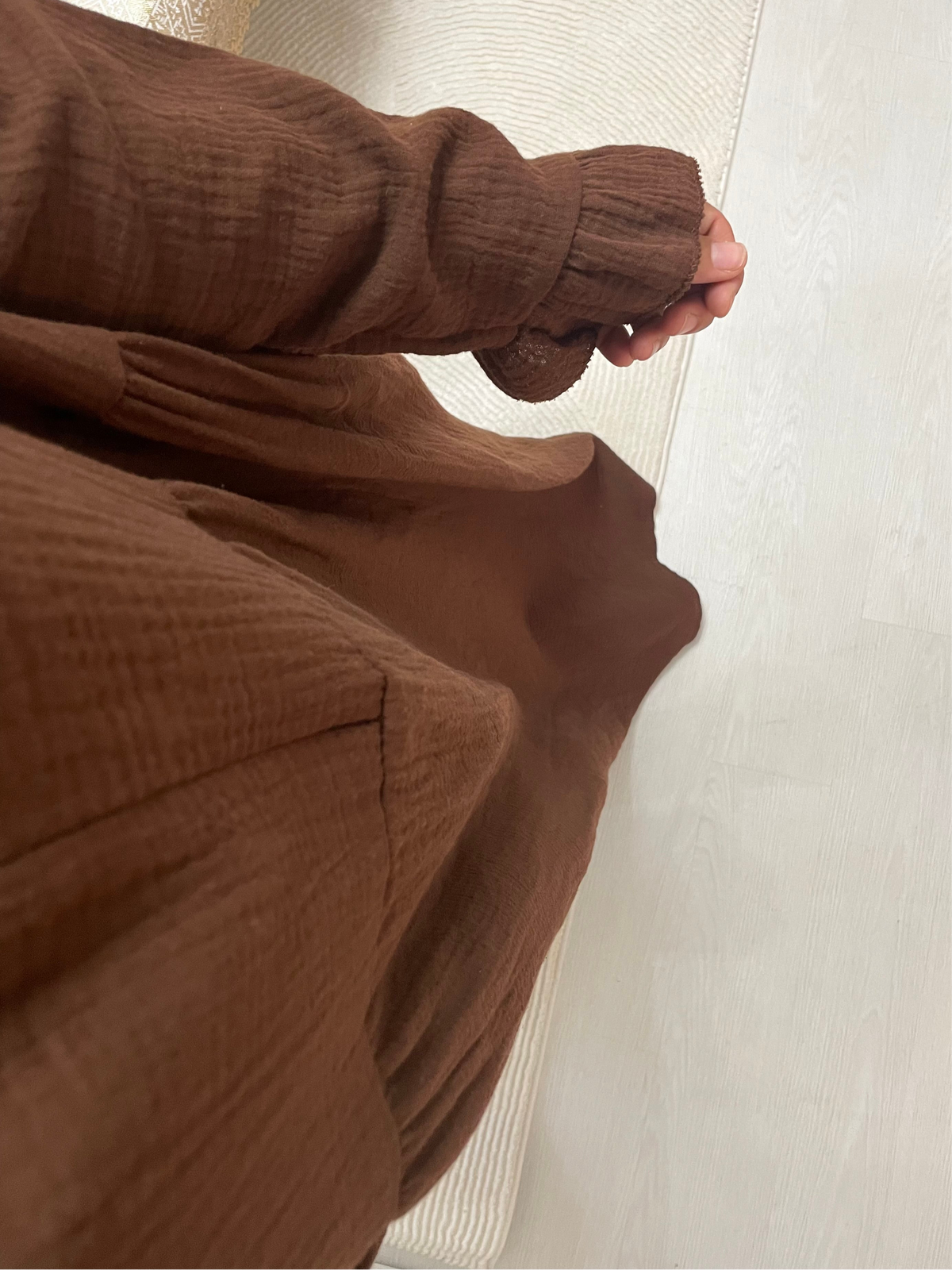 detail de la abaya allaitement chocolat